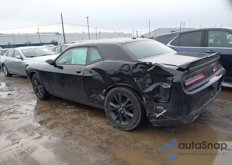 2022 Dodge Challenger Sxt Awd z USA, uszkodzony, nr VIN 2C3CDZGG8NH109614
